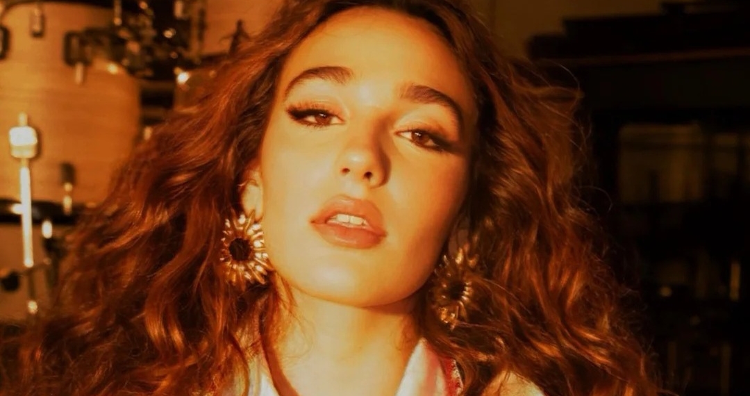 Sofia Brasil traduz intensidade em “Obsessão” mostrando desejo e limite