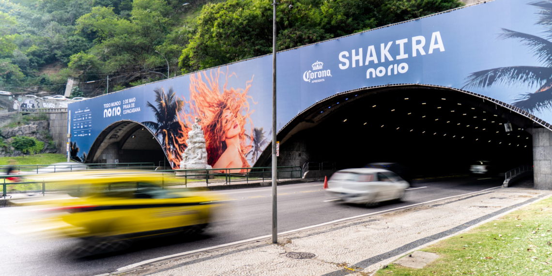 Cidade já pronta para receber Shakira – Instalado painel no túnel de Botafogo