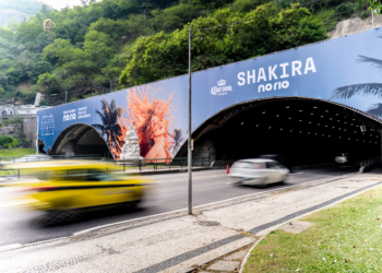 Cidade já pronta para receber Shakira – Instalado painel no túnel de Botafogo