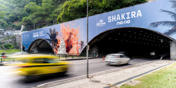 Cidade já pronta para receber Shakira – Instalado painel no túnel de Botafogo
