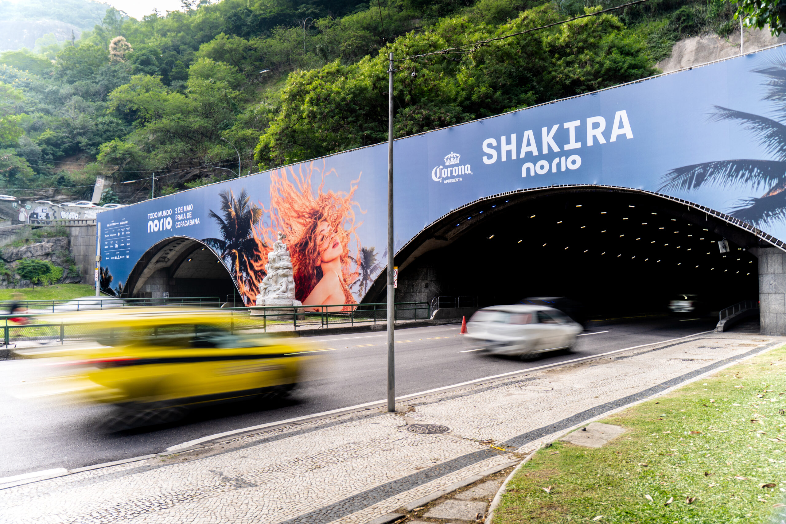 Cidade já pronta para receber Shakira – Instalado painel no túnel de Botafogo