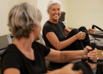 Pilates na terceira idade melhora mobilidade, previne quedas e ajuda a manter autonomia