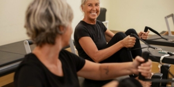 Pilates na terceira idade melhora mobilidade, previne quedas e ajuda a manter autonomia