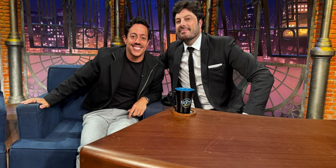 Renato Albani participa do “The Noite” nesta quinta (21) e divulga novidades da carreira