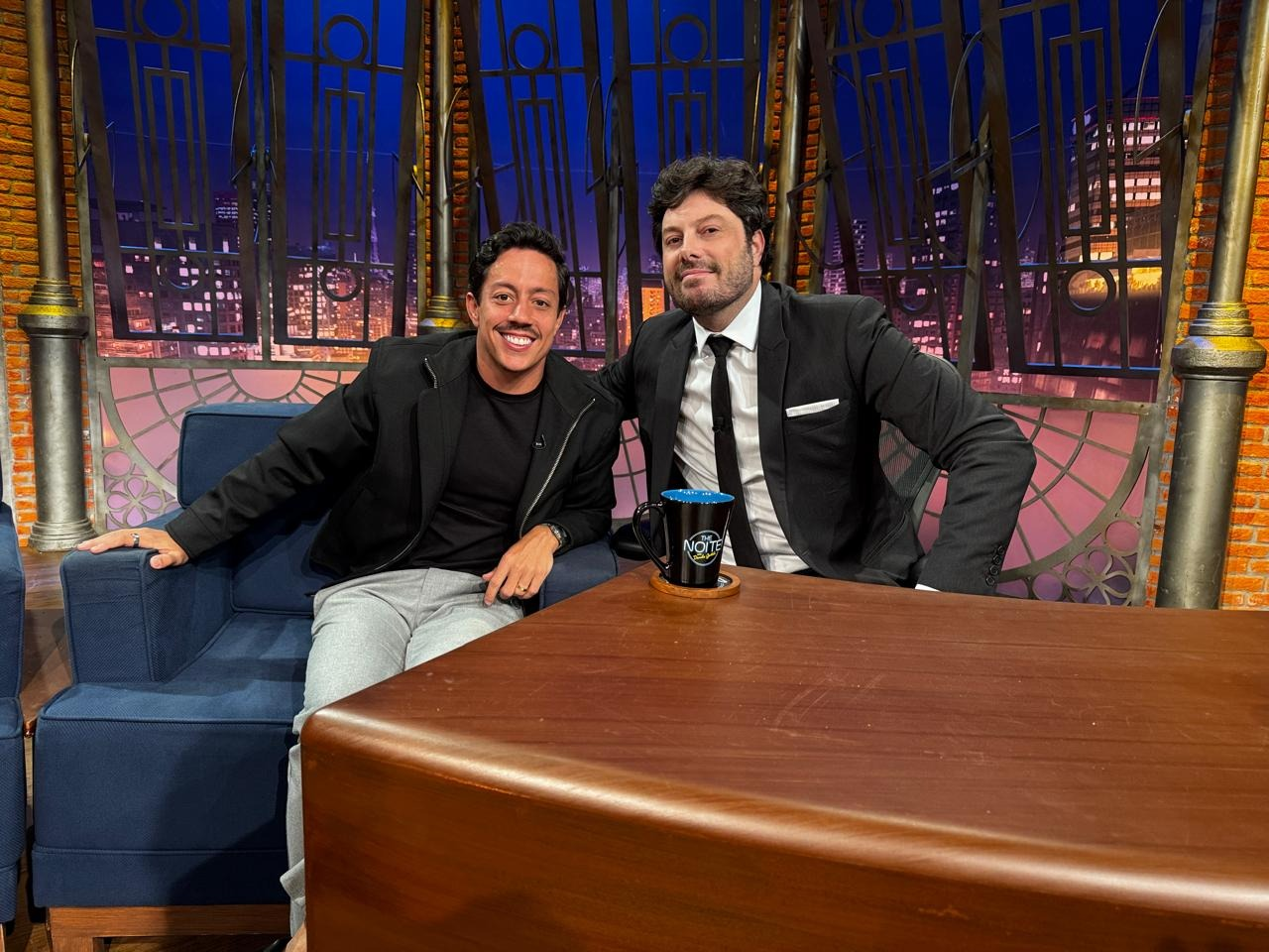 Renato Albani participa do “The Noite” nesta quinta (21) e divulga novidades da carreira
