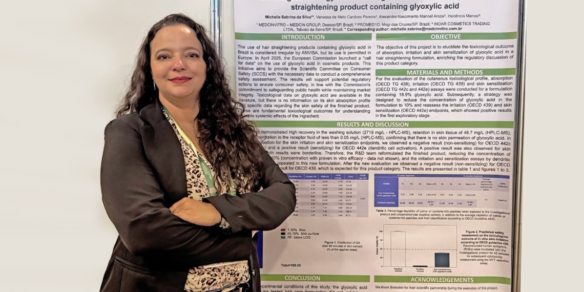 Dra. Michelle Sabrina da Silva ao lado do pôster do estudo sobre ácido glioxílico no CBTOX 2026.