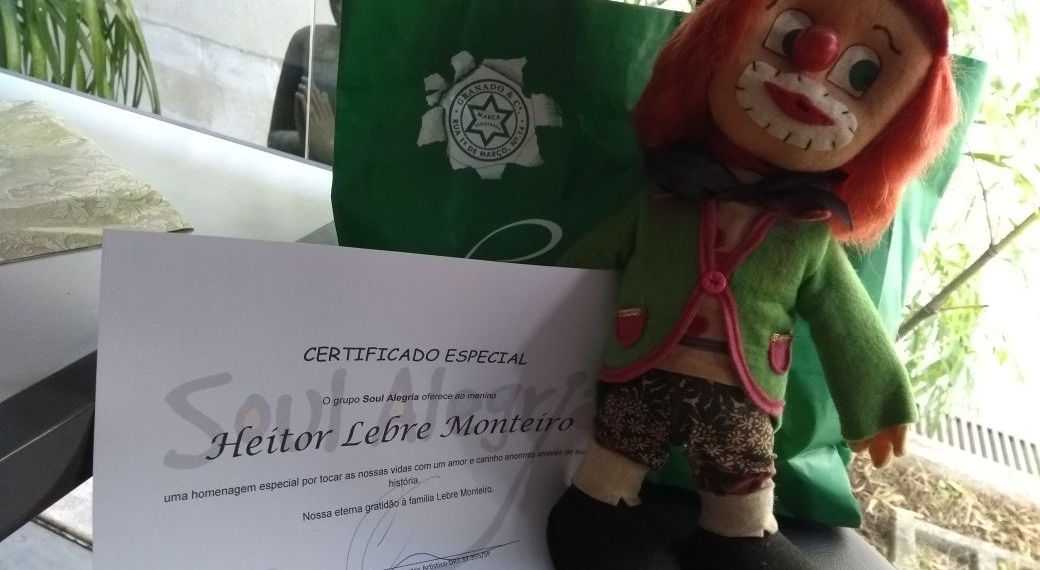 Família doa brinquedo guardado por mais de 40 anos e emociona grupo de voluntários em hospital