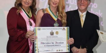 Adriana de Araújo é condecorada como Comendadora.