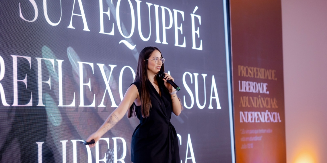 Lara Andrade, proprietária do Studio Andrade, cliente da Belasis, empresa especializada em soluções de gestão para negócios do setor de beleza.