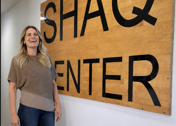 Designer brasileira Andria Tagliari, à frente do trabalho, na antiga residência de Shaquille O'Neal.