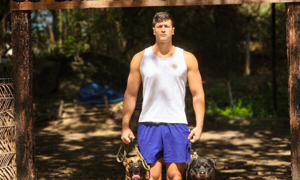 Soldado Fuzileiro Naval Lucas Oliveira Pereira conquistou a certificação internacional BH para o Cão de Guerra Quill.