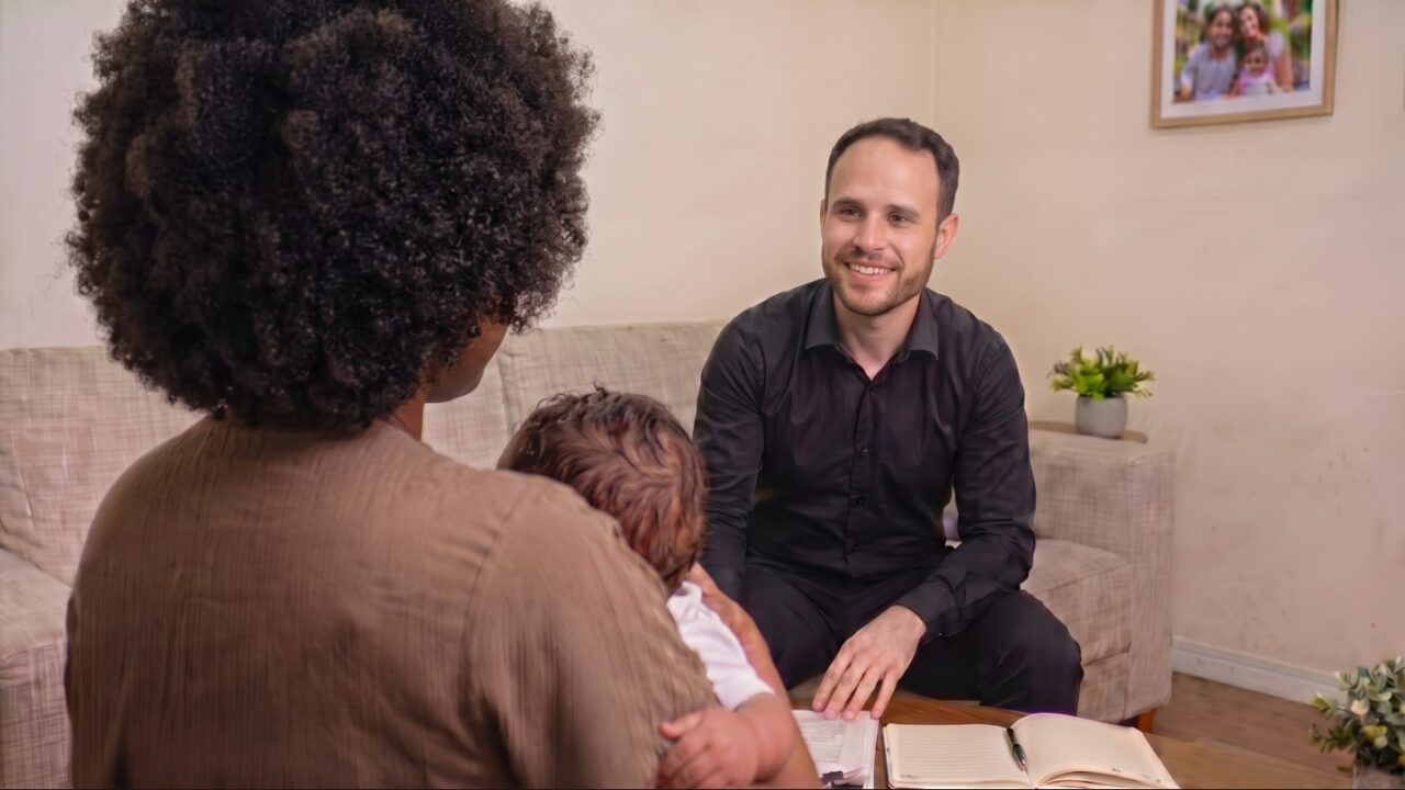 O advogado Artur atendendo na casa de uma cliente.