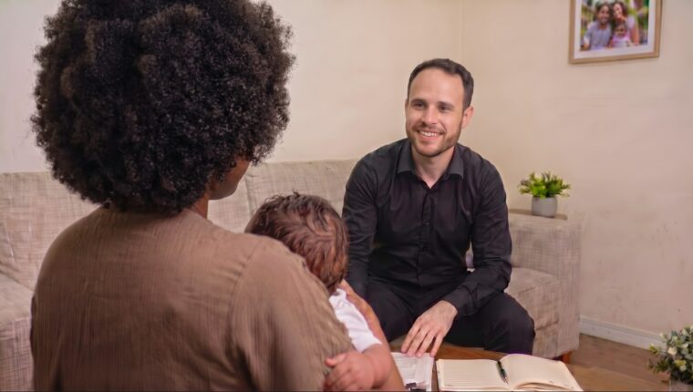 O advogado Artur atendendo na casa de uma cliente.