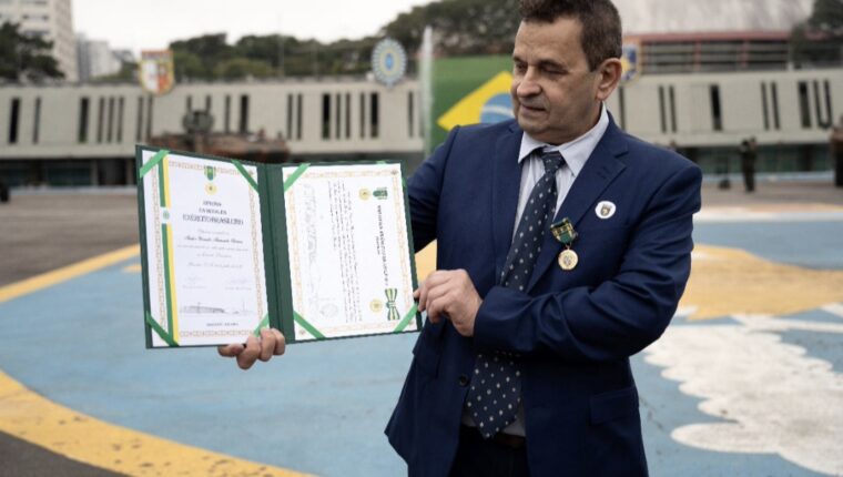 Urandir Fernandes de Oliveira recebe a Medalha do Exército Brasileiro