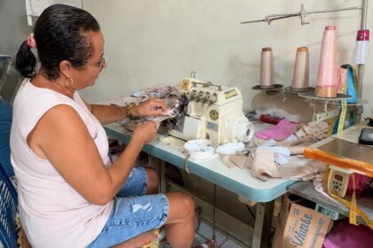 Luciana de Oliveira Vieira, de São Gonçalo (RJ), contemplada com R$ 100 mil na edição de julho do Pix do Milhão: o prêmio virou plano de imóvel e renda para a família.