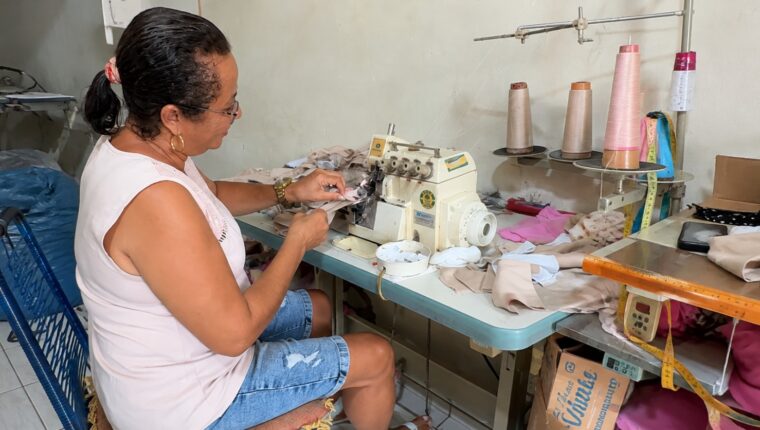 Luciana de Oliveira Vieira, de São Gonçalo (RJ), contemplada com R$ 100 mil na edição de julho do Pix do Milhão: o prêmio virou plano de imóvel e renda para a família.