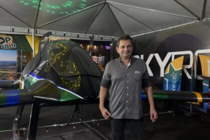 Urandir Fernandes de Oliveira, presidente de Dakila Pesquisas, ao lado do Skyros durante a 86ª Expogrande 2026.