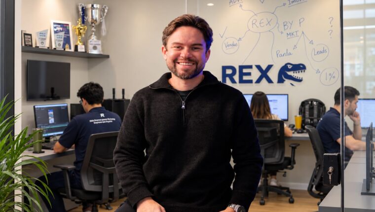 Felipe Sobral, no escritório da Rex Company em Vitória/ES.