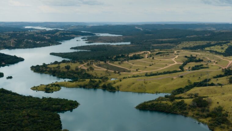 A gleba da Fazenda do Lago debruçada sobre o Lago Corumbá IV: o endereço desenhado para o fim de semana.