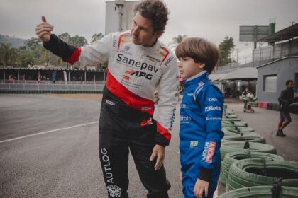 Daniel Lancaster acompanha estreia do filho João no kart.
