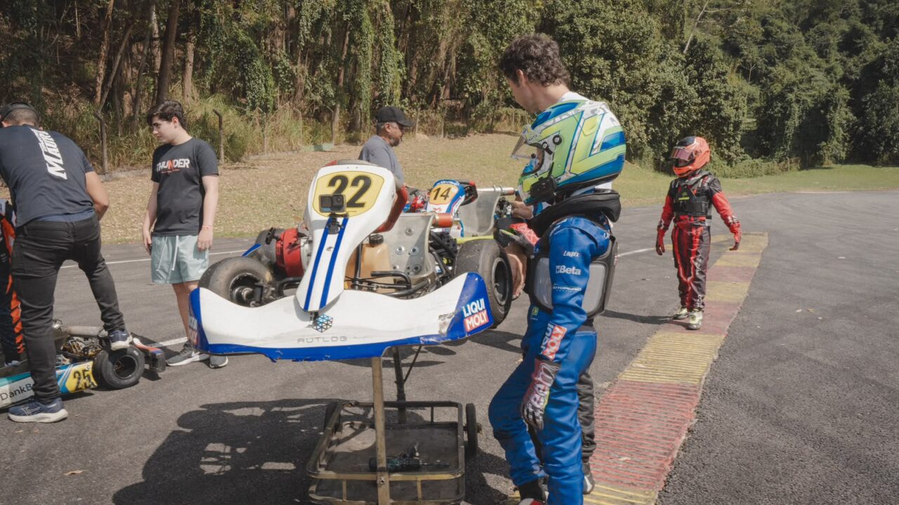 Daniel Lancaster acompanha estreia do filho João no kart aos 7 anos SP.