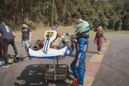 Daniel Lancaster acompanha estreia do filho João no kart aos 7 anos SP.
