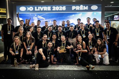Dhiego Rosa (ao centro com o troféu em mãos) e a equipe do Grupo Escalada comemorando o prêmio de Melhor Consultoria Oficial do Mercado Livre, entregue no Mercado Livre Experience, em São Paulo, em setembro de 2026
