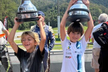 Daniel Lancaster acompanha estreia do filho no kart.
