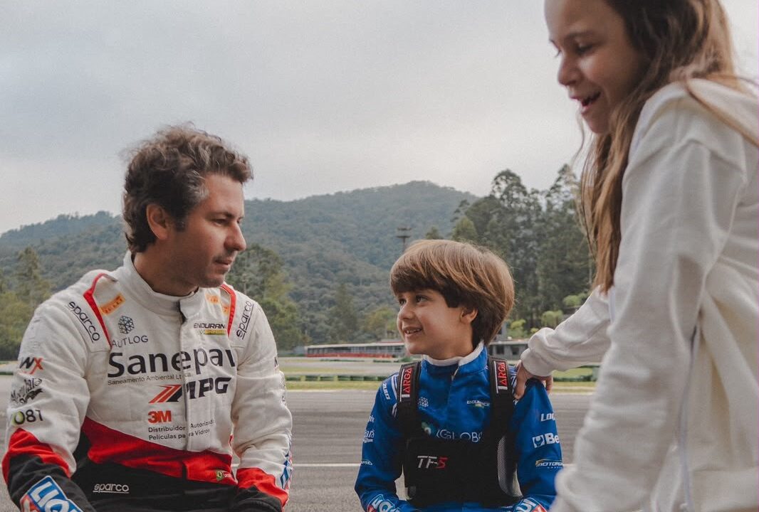 Daniel Lancaster acompanha a estreia do filho João no kart.