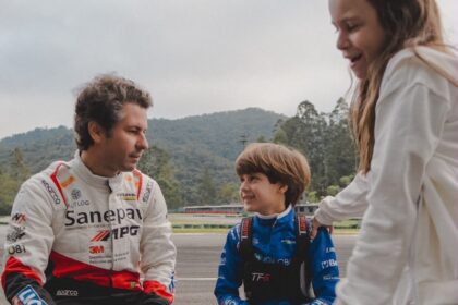 Daniel Lancaster acompanha a estreia do filho João no kart.