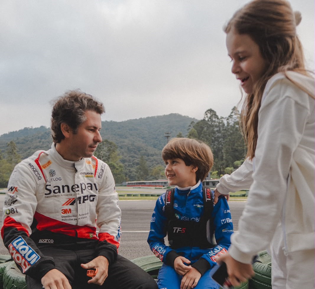Daniel Lancaster acompanha a estreia do filho João no kart.