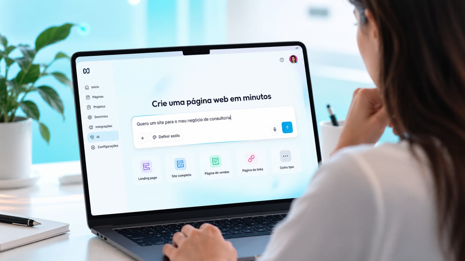 Pessoa criando o seu site a partir de um chat de inteligência artificial.