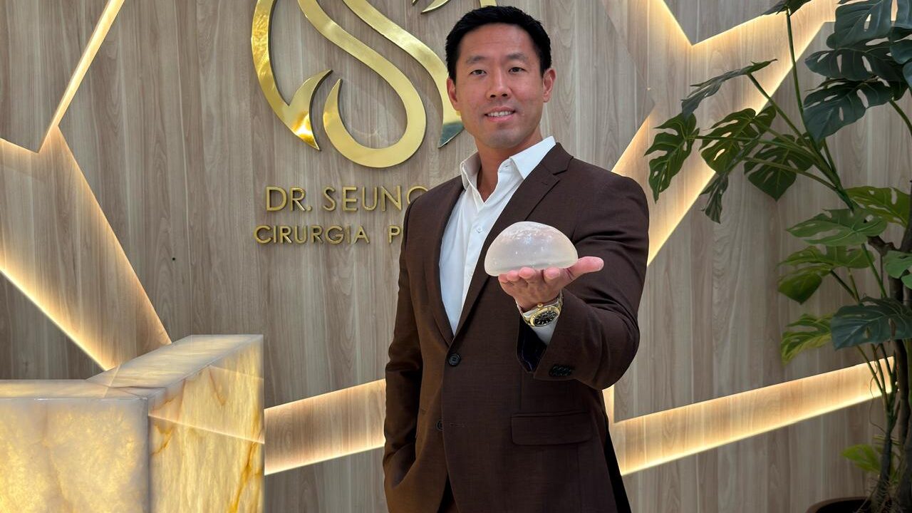 Dr. Seung Hoon Lee é graduado em Medicina, com residência médica em Cirurgia Plástica