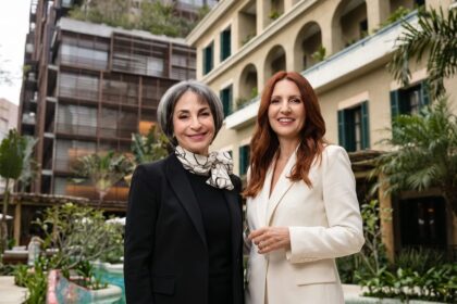 À esquerda Claudia Matarazzo, e à direita Eliane Ribeiro (anfitriã do evento)