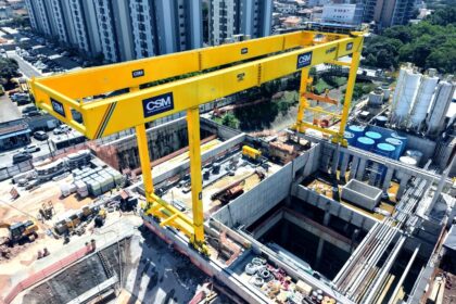 Pórtico Rolante da CSM em operação nas obras da Linha 2-Verde do metrô de São Paulo.