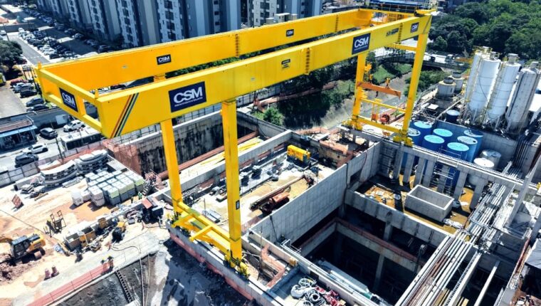 Pórtico Rolante da CSM em operação nas obras da Linha 2-Verde do metrô de São Paulo.