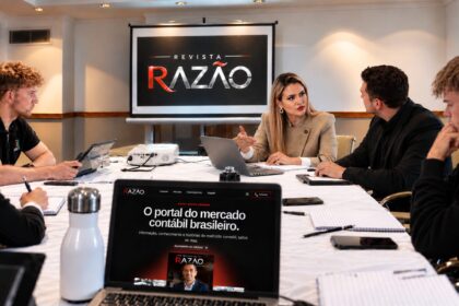 Identidade visual da Revista Razão em ambiente corporativo, com o Portal Razão em destaque.